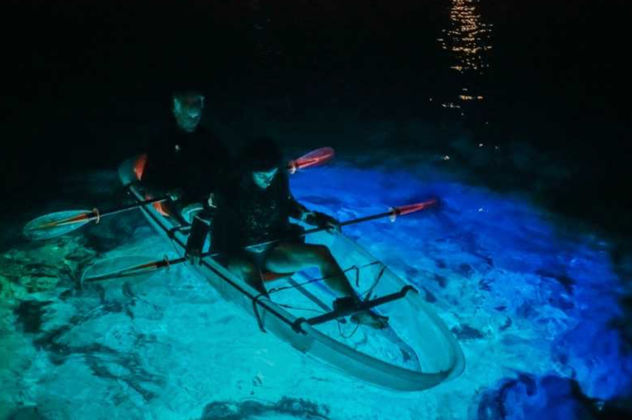 Kayak Trasnparente al Atardecer Nocturno
