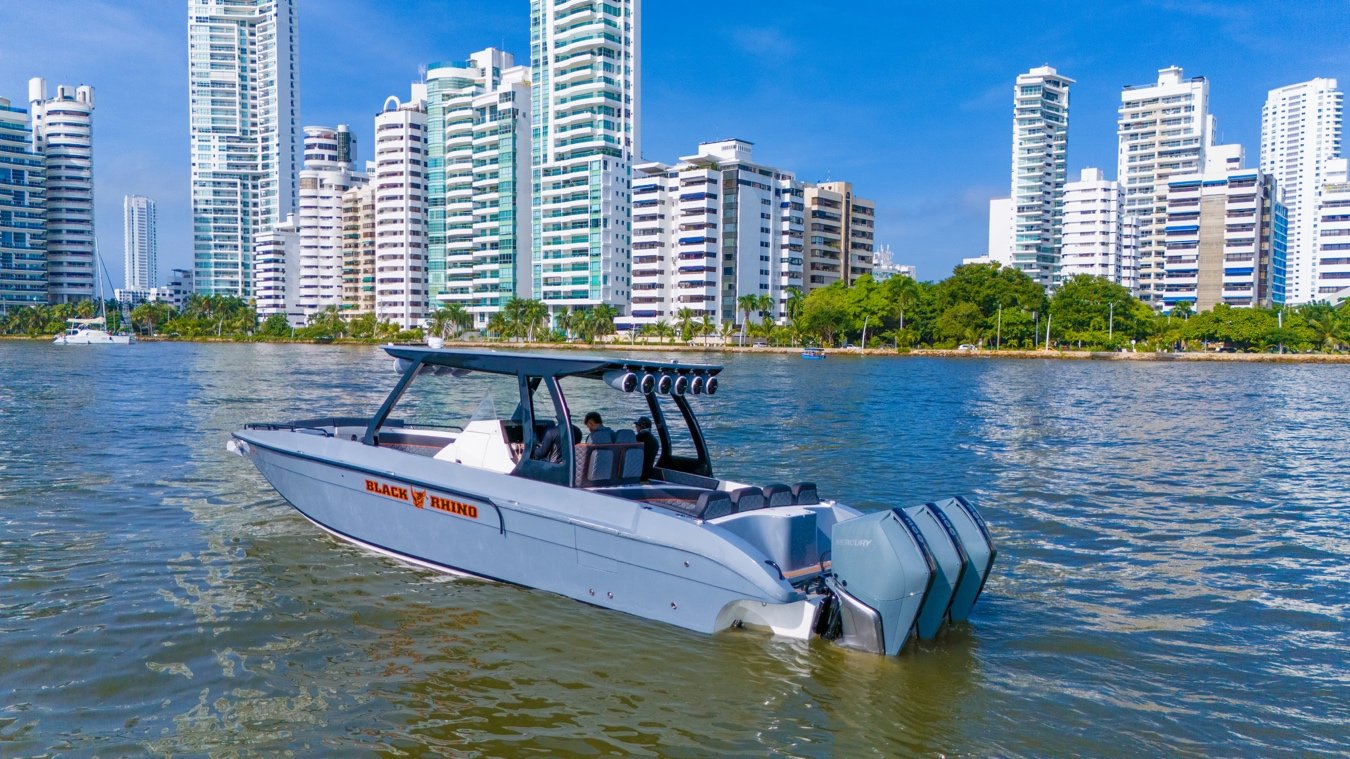 BOTE DEPORTIVO BLACK RHINO 39 FT CARTAGENA